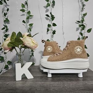 CONVERSE EUC Chuck Taylor All Star Move Platform Sherpa Womens Shoes, Size 8.5